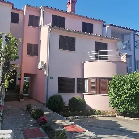 Lorena In Konukevi 3*